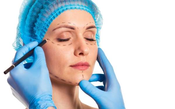 Las 3 mejores clínicas de feminización facial en Barcelona