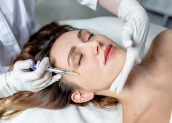 Revitalización facial en España - Mujer realizándose un tratamiento de revitalización facial en la mejor clínica ácido hialurónico Madrid