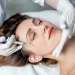Revitalización facial en España - Mujer realizándose un tratamiento de revitalización facial en la mejor clínica ácido hialurónico Madrid