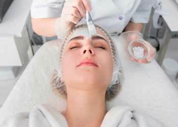 Peeling químico - Mujer de tez blanca realizándose un peeling facial