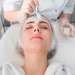 Peeling químico - Mujer de tez blanca realizándose un peeling facial