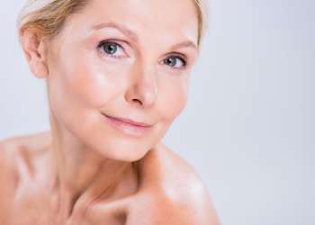 Revitalización facial - Rostro de mujer rubia feliz con piel lisa y rejuvenecida