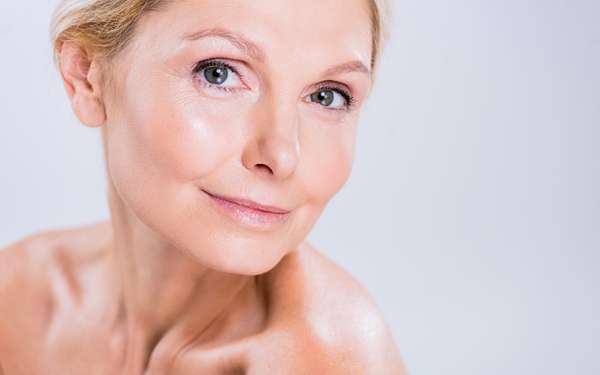 Revitalización facial - Rostro de mujer rubia feliz con piel lisa y rejuvenecida
