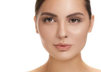 Para qué sirve el ácido hialurónico - primer plano de la cara de una mujer blanca joven con una piel perfecta
