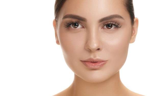 Para qué sirve el ácido hialurónico - primer plano de la cara de una mujer blanca joven con una piel perfecta