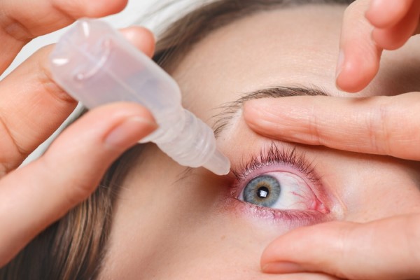 mujer usando un colirio con este producto para tratar el síndrome de ojo seco