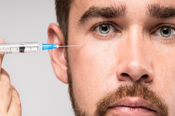 hombre blanco recibiendo un tratamiento inyectable de este producto