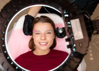 Microblading en Madrid- Mujer joven realizando perfeccionamiento de cejas
