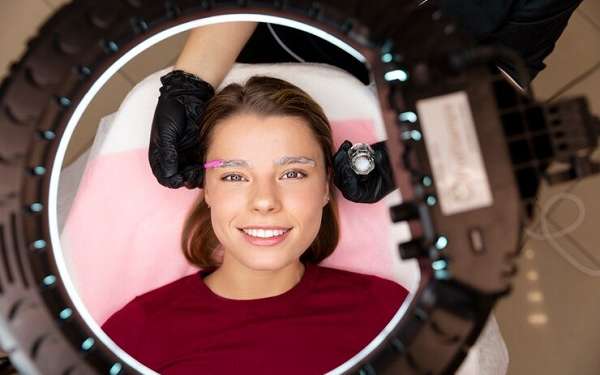 Microblading en Madrid- Mujer joven realizando perfeccionamiento de cejas