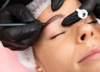 Microblading mal hecho- Joven realizando pigmentación de cejas