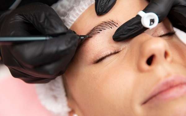 Microblading mal hecho- Joven realizando pigmentación de cejas