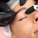 Microblading mal hecho- Joven realizando pigmentación de cejas