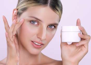 Colágeno y ácido hialurónico - Mujer aplicando una crema en el rostro con suplemento de colágeno y ácido hialurónico, para retrasar los signos de envejecimiento