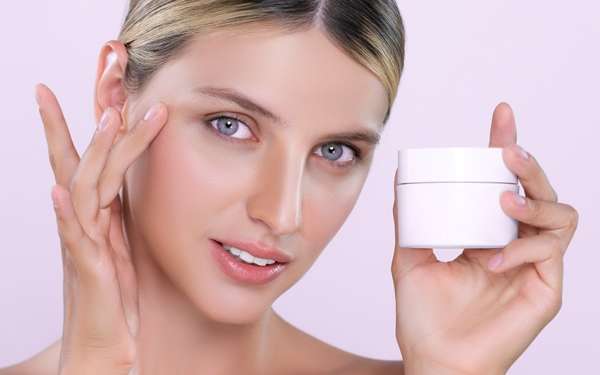 Colágeno y ácido hialurónico - Mujer aplicando una crema en el rostro con suplemento de colágeno y ácido hialurónico, para retrasar los signos de envejecimiento