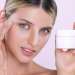 Colágeno y ácido hialurónico - Mujer aplicando una crema en el rostro con suplemento de colágeno y ácido hialurónico, para retrasar los signos de envejecimiento