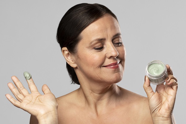 Colágeno y ácido hialurónico - Mujer aplicando suplementos de colágeno y ácido hialurónico en su rostro, para reducir la aparición de arrugas