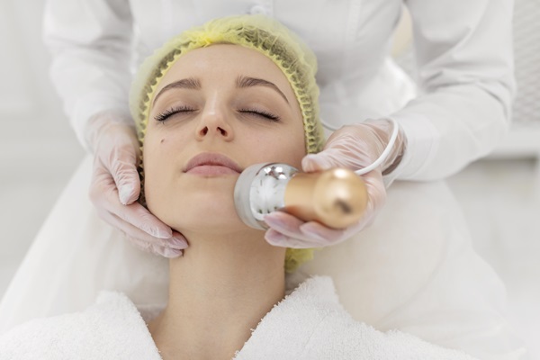 Tratamiento regenerador facial - Mujer realizándose un tratamiento de rejuvenecimiento facial, para restaurar la vitalidad de la piel