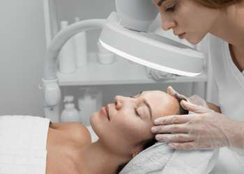 Tratamiento regenerador facial - Mujer haciéndose un tratamiento de rejuvenecimiento facial, para eliminar las arrugas y manchas en la piel