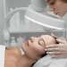 Tratamiento regenerador facial - Mujer haciéndose un tratamiento de rejuvenecimiento facial, para eliminar las arrugas y manchas en la piel