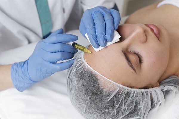 Mujer haciéndose un procedimiento de Plasma Rico en Plaquetas, para estimular el rejuvenecimiento de los tejidos del rostro
