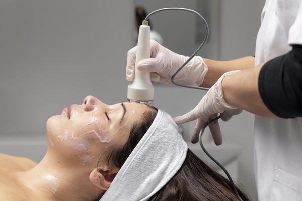 Tratamiento regenerador facial - Mujer realizándose un tratamiento con radiofrecuencia, para estimular la producción de colágeno y elastina