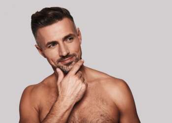 Belleza masculina - Caballero tocando su rostro rejuvenecido luego de aplicarse el mejor tratamiento facial hombre en Madrid