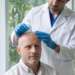 Injerto capilar Madrid - Mejor cirujano capilar España evaluando el cuero cabelludo de un hombre con alopecia avanzada en la mejor clínica injerto capilar Madrid