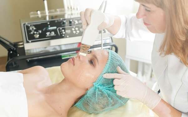 Tratamientos estéticos sin cirugía - Médico estético realizando un tratamiento estético sin cirugía a una mujer en la mejor clínica estética Madrid