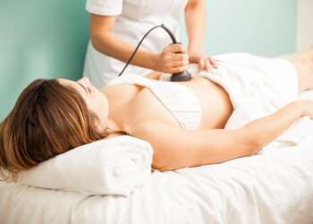 Radiofrecuencia corporal - Mujer recibiendo un tratamiento de radiofrecuencia tripolar para eliminar la grasa abdominal