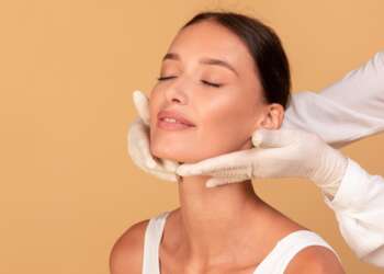 Relleno de mentón - Médico estético de la mejor clínica ácido hialurónico Madrid evaluando a una paciente luego del tratamiento de relleno de mentón