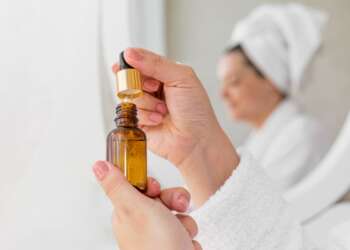 Aceites esenciales para el cuerpo - Mujer utilizando los aceites esenciales naturales más usados en España para hidratar la piel