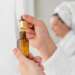 Aceites esenciales para el cuerpo - Mujer utilizando los aceites esenciales naturales más usados en España para hidratar la piel