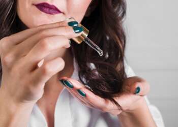 Acidificante capilar - Mujer aplicándose un tratamiento acidificante capilar para nutrir el cabello y devolver el brillo natural