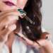 Acidificante capilar - Mujer aplicándose un tratamiento acidificante capilar para nutrir el cabello y devolver el brillo natural