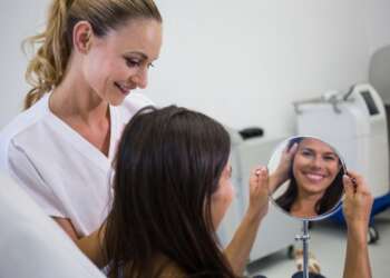 Mejor clínica estética Madrid - Mujer feliz luego de realizarse un tratamiento estético en una de las mejores clínicas estéticas Madrid