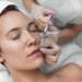 Precio bótox Madrid- mujer aplicandose bótox madrid rn sus labios