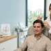 Fortalecer el cabello - Médico tricólogo realizando un tratamiento capilar para fortalecer el cabello de un hombre luego de un injerto capilar Madrid