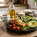 Dieta keto - Menú dieta cetogénica compuesto por un filet de salmón y vegetales bajo en carbohidratos