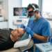Cuánto cuesta un injerto capilar en España - Médico tricólogo realizando un trasplante capilar a un hombre con alopecia androgénica