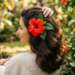 Flor de cayena - Mujer con una flor de cayena en el cabello que posee propiedades nutritivas para estimular el crecimiento capilar