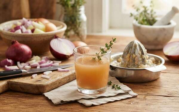 Jugo de cebolla - Recipiente con jugo de cebolla que posee propiedades para hidratar el pelo