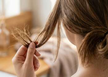 Pelo quebradizo - Mujer con el pelo quebrado en las puntas por falta de hidratación capilar